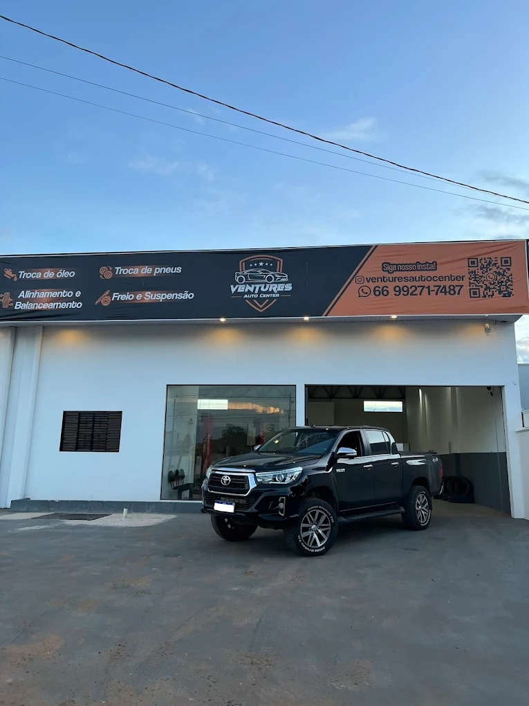 Mecânico inspecionando motor de alta performance